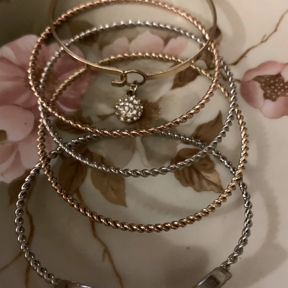 Five Bangle Bracelets. Various colors. Gold, Rose Gold, Silver. - Picture 6 of 7